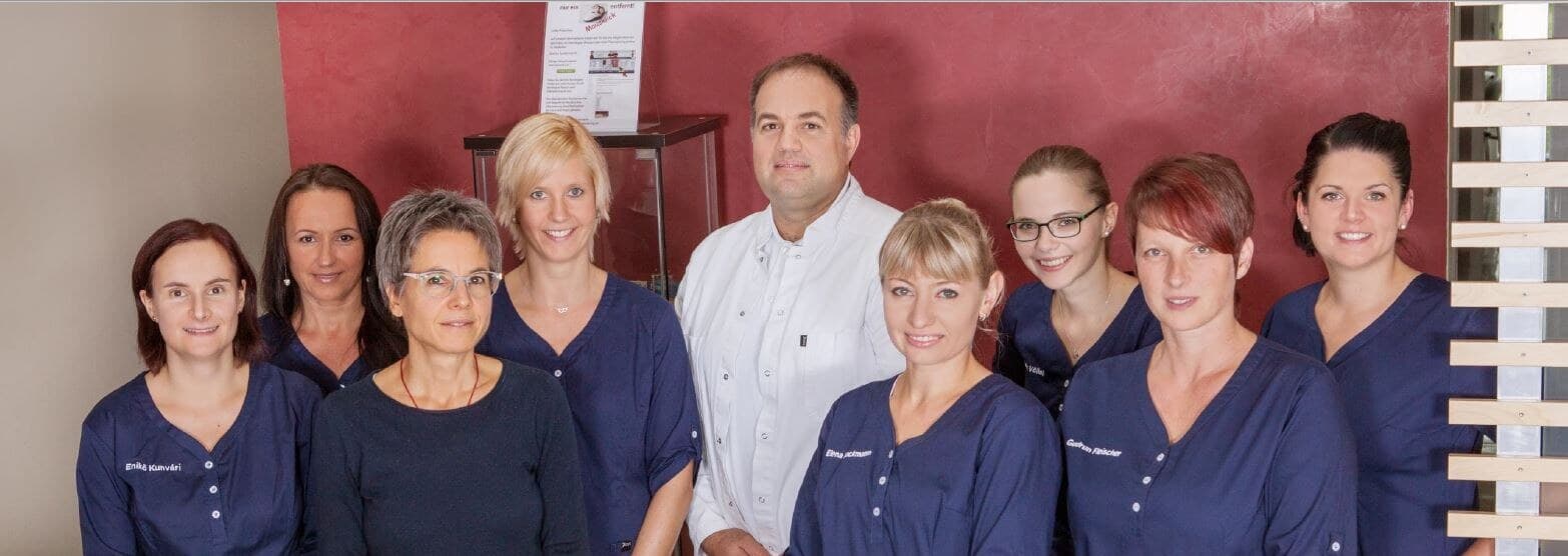 Das Praxisteam der Gemeinschaftspraxis Köfering: neun Mitarbeiterinnen und Mitarbeiter, in der Mitte Dr. med. Bruno Brandscherdt im weißen Kittel.